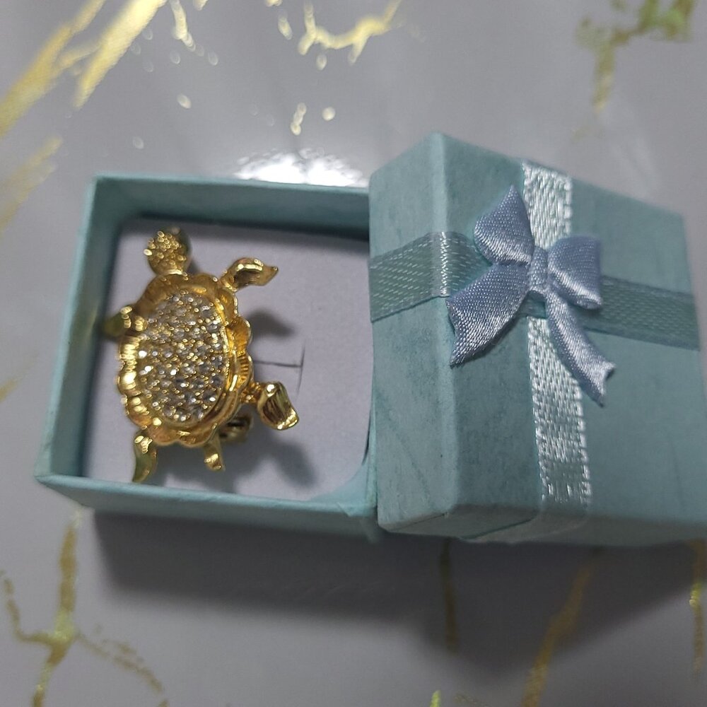 ✨ Trifari Vintage Gold Sea Turtle Brooch – Timeless & Elegant ✨
